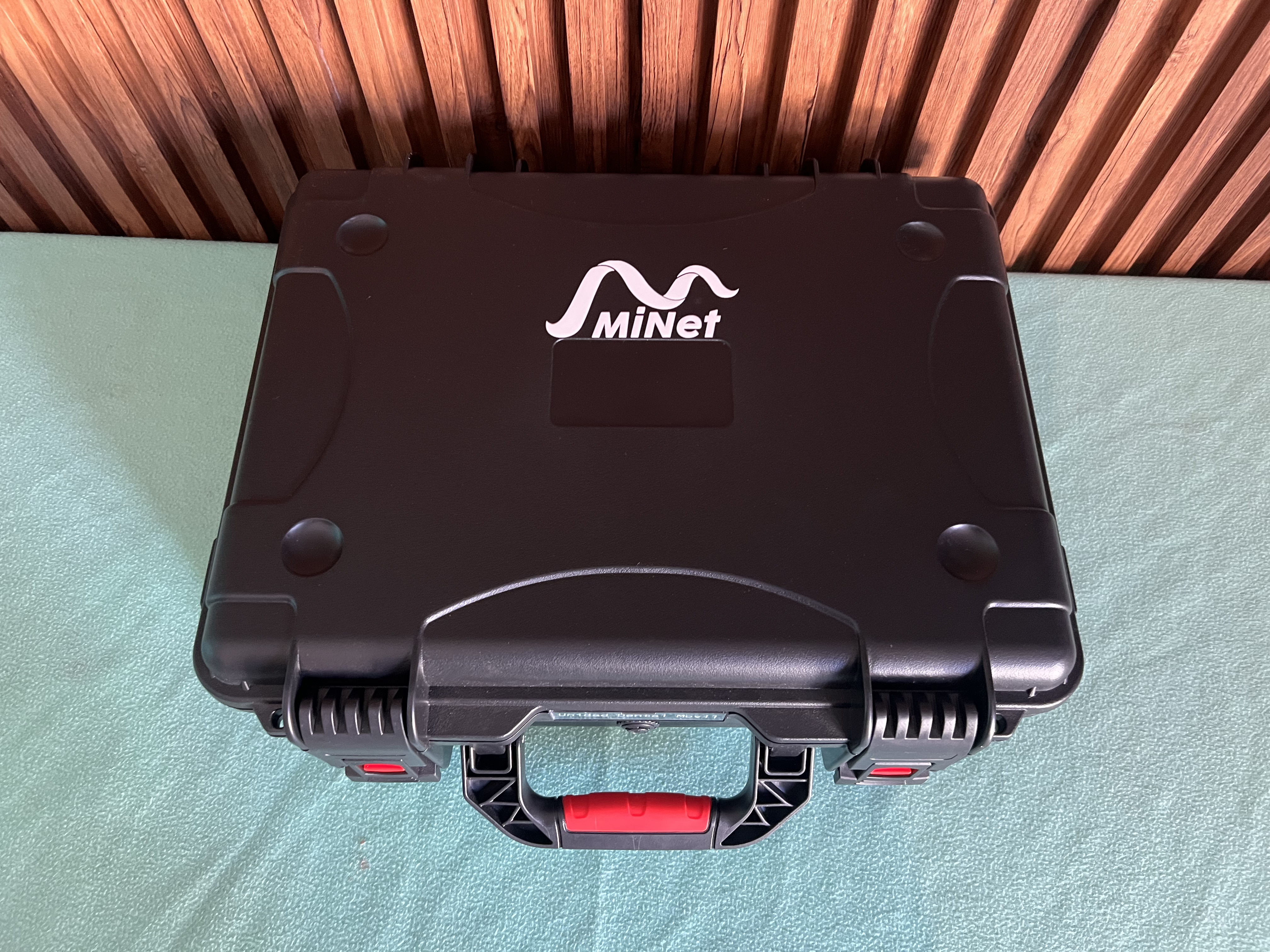 Maleta de transporte Pelican con equipo Starlink protegido